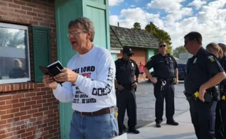 O ativista pró-vida Calvin Zastrow lendo uma Bíblia e pregando do outro lado da rua de uma clínica de aborto em Toledo, Ohio. (Foto: AFLC)