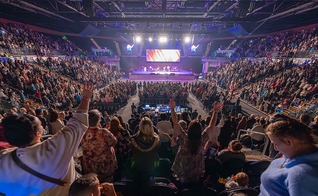Mais de 4.600 pessoas lotaram o Gold Coast Convention & Exhibition Centre. (Foto: BGEA)