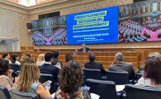 O senador Maurizio Gasparri apresenta seu projeto de lei de apoio à maternidade para a Itália, 3 de julho de 2024. (Foto: X/Maurizio Gasparri).