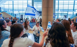 Um grupo de judeus chegando a Israel neste mês. (Foto: Facebook/Nefesh B'Nefesh).