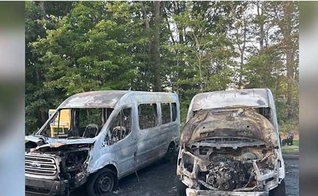 Vans da Igreja Batista da Filadélfia incendiadas. (Captura de tela/WYFF)
