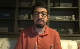 Fady contando seu testemunho. (Foto: Reprodução/YouTube/Mohamad Faridi)