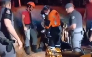 O momento do resgate de Ravi. (Foto: Reprodução/G1)