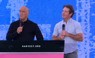 Greg Laurie e Dennis Quaid. (Foto: Reprodução/YouTube/Pastor Greg Laurie)