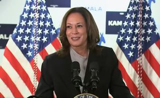 Kamala Harris discursa na sede eleitoral de Delaware. (Captura de tela/YouTube/Fox4Dallas)