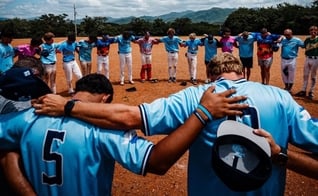 Atletas orando em campo. (Foto: Reprodução/Instagram/Full Count Ministries)