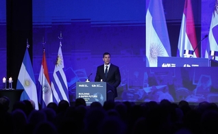 Santiago Peña discursa no Congresso Judaico Mundial 2024. (Foto: Instagram/Santipenapy)