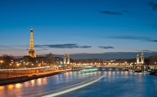 Ponte Alexandre III e ao fundo, a Torre Eiffel, local da maratona aquática e do triatlo. (Foto: Wikipedia)