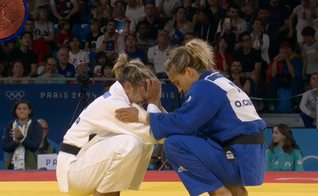 Larissa Pimenta recebe palavras de fé de sua oponente italiana Odette Giuffrida. (Captura de tela/GE)