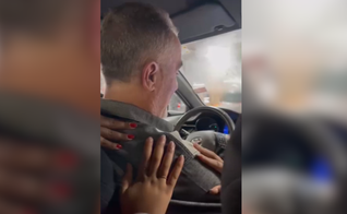 Motorista de aplicativo se entrega a Jesus durante oração de cristãos. (Captura de tela/Instagram/Ben Fitzgerald)