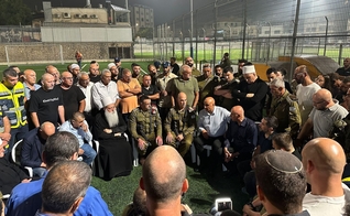 O chefe do Estado-Maior das IDF, Herzi Halevi, fala com membros da comunidade drusa após um ataque nas Colinas de Golã. (Foto: Forças de Defesa de Israel)