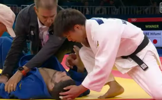 O judoca Nurali Emomali é socorrido após quebrar o braço em luta contra japonês Abe Hifumi. (Captura de tela/YouTube/CazeTV)