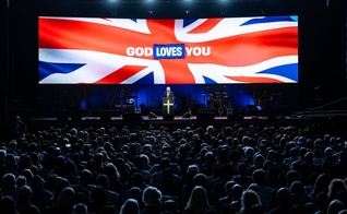 Franklin Graham no evento God Loves You Tour, no Reino Unido. (Foto: BGEA)