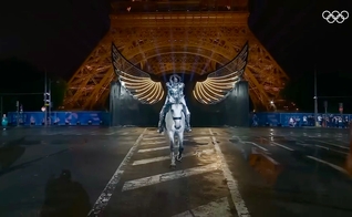 Cavaleiro na abertura dos Jogos Olímpicos de Paris 2024. (Foto: Reprodução/YouTube/Olympics)
