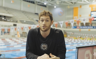 Hunter Armstrong. (Foto ReproduçãoYouTubeUSA Swimming)