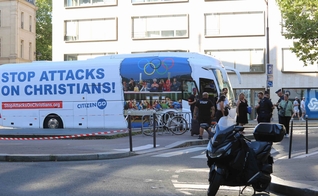 Ônibus de campanha da CitizenGO parado por policiais em Paris. (Foto: Citizen Go)