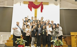 Membros da igreja chinesa em Paris que estão compartilhando o Evangelho durante as Olimpíadas. (Foto: IMB)
