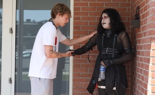 Bryce Crawford ora por Chad, que se autodenominou satanista. (Captura de tela/YouTube/Bryce Crawford)