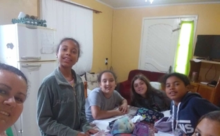 Cristhiny com as amigas. (Foto: Reprodução/Notícias Adventistas)