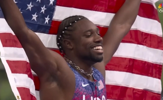 O americano Noah Lyles comemora final masculina dos 100 metros nas Olimpíadas. (Captura de tela/YouTube/NBC Sports)