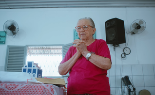 Socorro aprendeu a ler com o Espírito Santo. (Foto: Reprodução/YouTube/Poder de Deus).