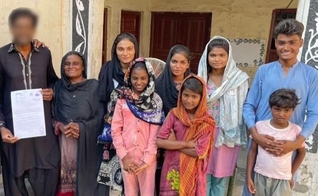 A Uncharted Ministries está pagando dívidas de famílias que foram escravizadas. (Foto: Mission Network News).
