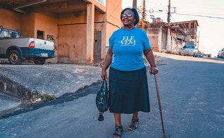 Elba Souza evangeliza nas ruas há mais de 20 anos. (Foto: Thalles Paixão/Notícias Adventistas).