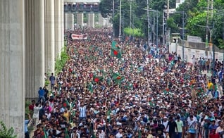 Manifestantes tomam as ruas de Bangladesh após a renúncia de Sheikh Hasina. (Foto: Wikimedia Commons)