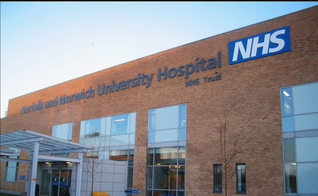 Hospital Universitário Norfolk e Norwich, um hospital do Serviço Nacional de Saúde na Inglaterra. (Foto: Britannica)
