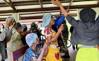 Pacientes louvando a Deus. (Foto: Reprodução/Samaritan's Purse)