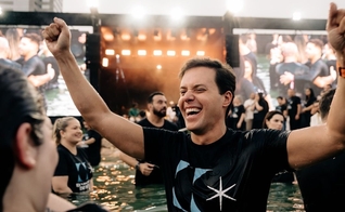 André Valadão em cerimônia de batismo na Lagoinha Alphaville. (Foto: Instagram/André Valadão)