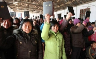 Chineses recebendo a Palavra de Deus. (Foto: Reprodução/Facebook/Bibles for China)