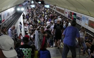 Pessoas abrigadas em uma estação de metrô na Ucrânia. (Foto: Reprodução/G1)