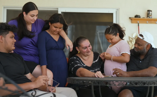 Aiyana e família. (Foto: Reprodução/CBN News)