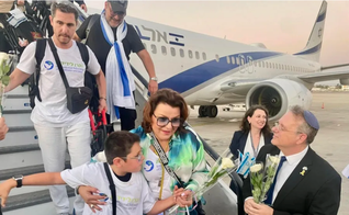 Yaakov Hagoel, presidente da Organização Sionista Mundial, cumprimenta novos imigrantes que chegam a Israel (Foto: WZO)