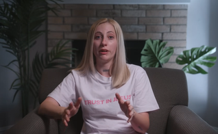 Lindsay Smith. (Foto: Reprodução/YouTube/Delafé Testimonies)