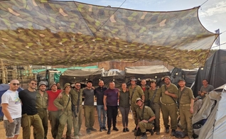 Pastor Israel Pochtar, da Congregação Beit Hallel com militares cristãos. (Foto: Pastor Konstantin Tsivin/Beit Hallel Congregation)