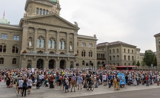 Participantes de manifestação em frente ao Parlamento Federal Suíço em Berna. (Foto: SEA, Sun Foto)