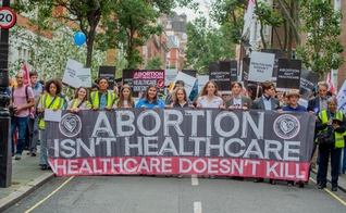 Manifestantes marcham pela vida em Londres. (Foto: Facebook/ March For Life UK)