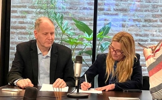 Christian Hooft, presidente da ACIERA, e Felicitas Beccar, subsecretaria de Assuntos Penitenciários, durante assinatura do acordo. (Foto: ACIERA)