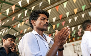 Karun foi convidado por um amigo para participar de um culto de jovens. (Foto ilustrativa: IMB)