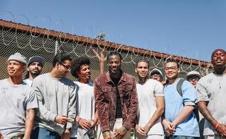 O rapper cristão Holy Gabbana junto com os presos da San Quentin State Prison. (Foto: Instagram/godbehindbars)