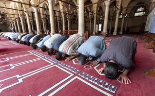 Egípcios participam da oração do meio-dia na Mesquita Amr ibn Al-Aas, no Antigo Cairo, Egito. (Foto ilustrativa: IMB)