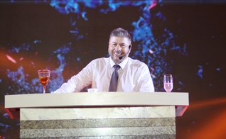Joel Engel durante ministração na Escola Profética 2024. (Foto: Ministério Engel)