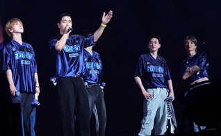 Siwon Show pregando durante a turnê na Ásia. (Foto: Reprodução/YouTube/ gniloaix).