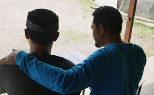 Hassan prega Jesus a seus clientes muçulmanos no Oriente Médio. (Foto: Ilustração/Unsplash/Masjid MABA)