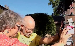 Dee Ann e Bernie Tackitt orando pelos pedidos na cruz. (Foto: Reprodução/KCBD-TV)