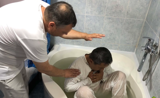 Imagem ilustrativa de batismo em culto doméstico. (Foto: Ilustração/Portas Abertas)