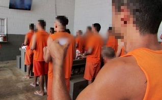 Culto com detentos do Presídio de Segurança Máxima de Maceió. (Foto: Reprodução/Universal)