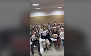 Estudantes da PUC-Rio levantam cartazes em prol dos reféns do Hamas. (Captura de tela/Instagram/Pletz)
